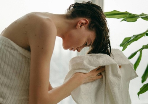 Zapomnij o wcierkach za fortunę. Japoński sposób mycia włosów robi prawdziwą różnicę