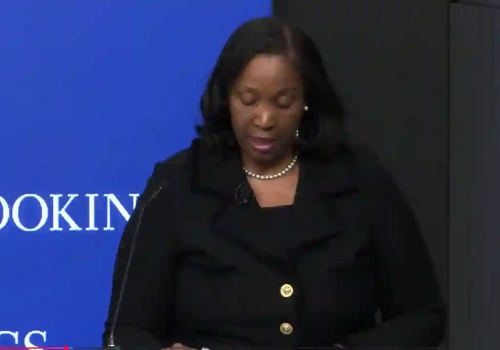 Lisa Cook z Fed ostrzega przed inflacją, a Bitcoin i Ethereum czekają na wyrok rynków