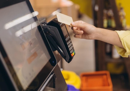 Weekend z niedzielą handlową a banki szykują utrudnienia