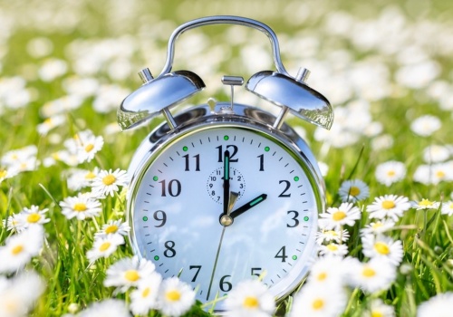 Wybudzeni z zimowego snu. Kto odchoruje zmianę czasu?