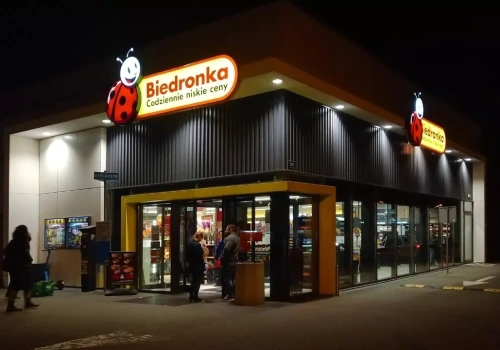 Biedronka otwiera sklepy do nocy. Sieć rozda masło za darmo przed Wielkanocą