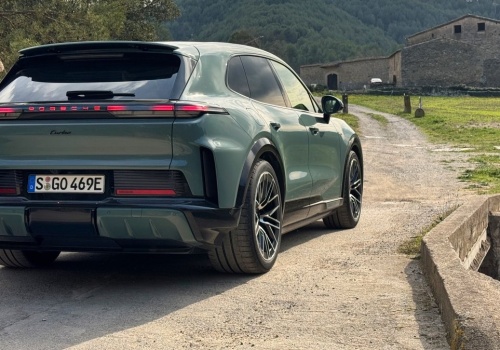 Porsche Cayenne Electric miażdży V8. 2,5 tony masy i 2,5 s do setki