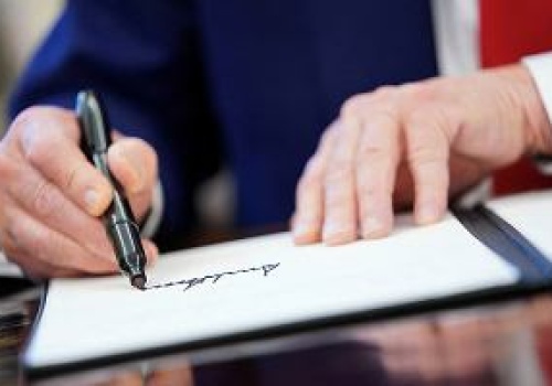 W Senacie USA szykują sankcje na rząd OrbĂĄna za wspieranie Rosji. Projekt 