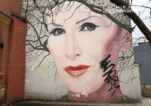 Czarny napis oszpecił mural Kory przy Nowym Świecie