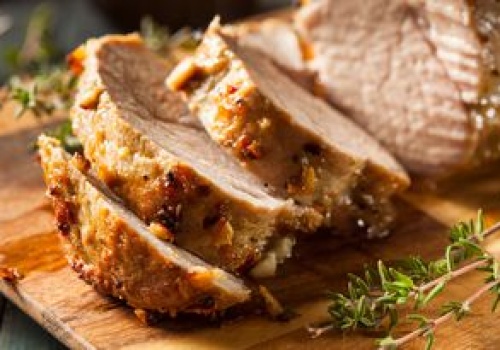 Smaruję schab i wkładam do piekarnika. Sprawia, że mięso jest delikatne, kruche i soczyste