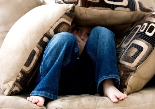 Jak urządzić kącik do czytania dla malucha? Miękkie koce dla dzieci i poszewki na poduszki.