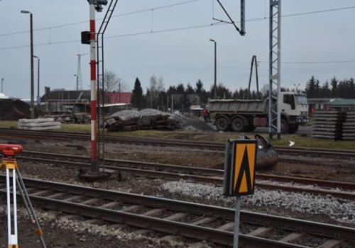 POWIAT NOWOTOMYSKI: Zerwał sieć trakcyjną i uciekł! Paraliż kolei i rachunek ponad 35 tys. zł