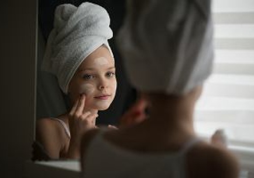 Sephora i Benefit pod lupą śledczych. Zarzut: promowanie obsesyjnej pielęgnacji wśród dzieci