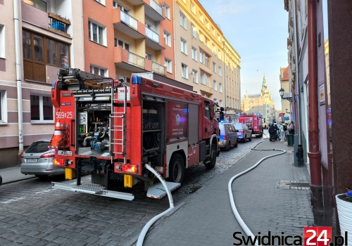 Pożar w mieszkaniu na Kotlarskiej, jedna osoba z poparzeniami