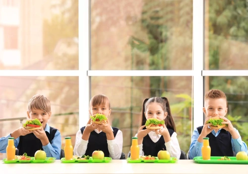 Rewolucja na szkolnych stołówkach. Roślinny obiad szansą dla branży FMCG