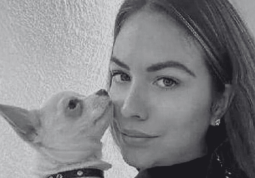 Chwilę przed pogrzebem modelki rodzina zajrzała do trumny. Wstrząsające, co odkryli