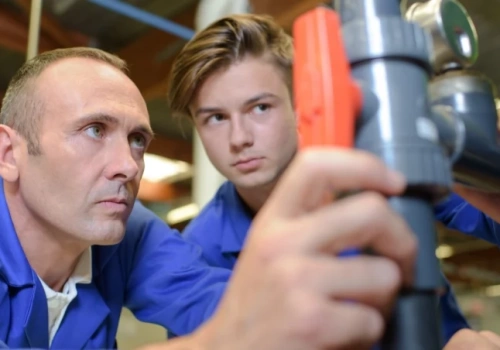 Kończą szkołę i wpadają w lukę. Mimo obowiązku edukacji, wolą iść do pracy