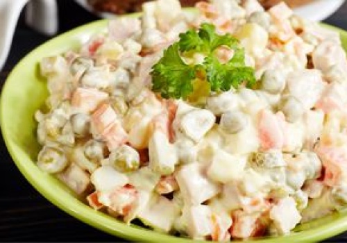 Sałatkę jarzynową robię bez majonezu. Jest lżejsza i nie podchodzi wodą