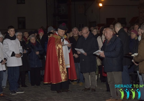 Droga Krzyżowa ulicami Sieradza. Procesja od sanktuarium św. Józefa do parafii NSJ
