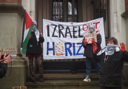 Protest studentów UJ. Zablokowali wejście na uczelnię w sprawie Izraela i Horizon Europe (Galeria)