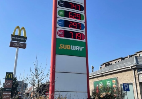 Paliwa w dół przed świętami. Kierowcy zapłacą nawet 1,20 zł mniej!