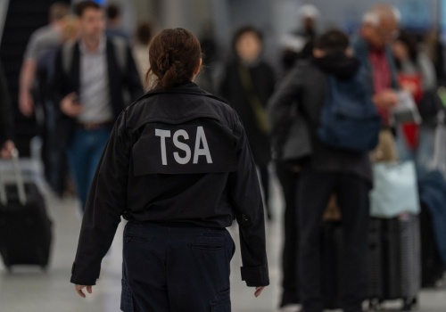 Donald Trump nakazał wypłatę pensji funkcjonariuszom TSA. Recepta na rekordowo długie kolejki