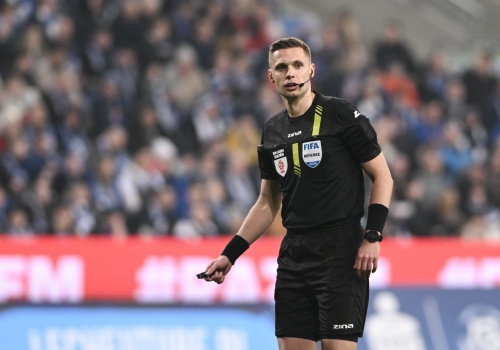 Damian Sylwestrzak (sędzia FIFA): z pierwszym gwizdkiem wykonuję znak krzyża