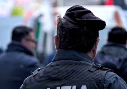 Uciekali przed policją. Po przeskoczeniu ogrodzenia znaleźli się na... posterunku