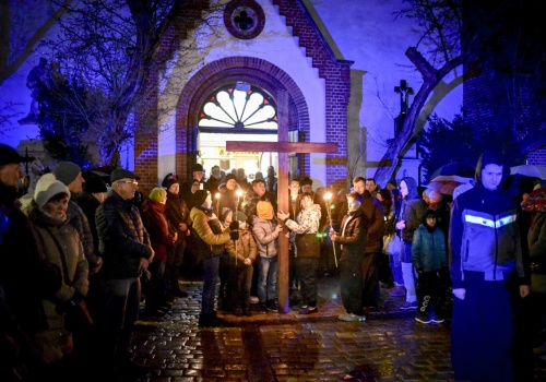 Wierni przeszli ulicami Raciborza. Tradycyjna Droga Krzyżowa za nami