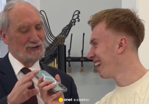 Antoni Macierewicz zaskoczony w Sejmie przez dziennikarza. 