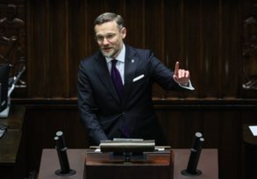 Nocny wpis człowieka Nawrockiego. W tle rządowe ustawy