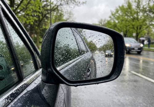 Kierowcy ignorują jedną funkcję w lusterkach. A może uratować auto i nerwy