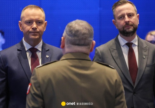 Prezydent omija szefa MON i wzywa generałów 