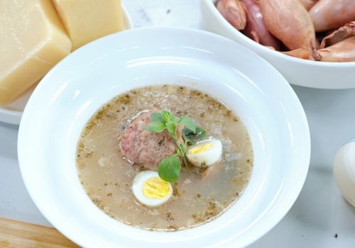 Za kwaśny żurek to nie koniec świata. Babciny sposób działa natychmiast