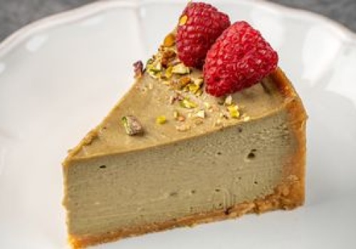 Do masy na sernik dorzucam pistacje i dodaję maliny. Lepszego połączenia nie próbowałeś