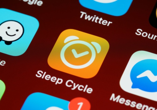 Jedna godzina, która daje się Polakom we znaki. Ponad 60 proc. z nas mówi 