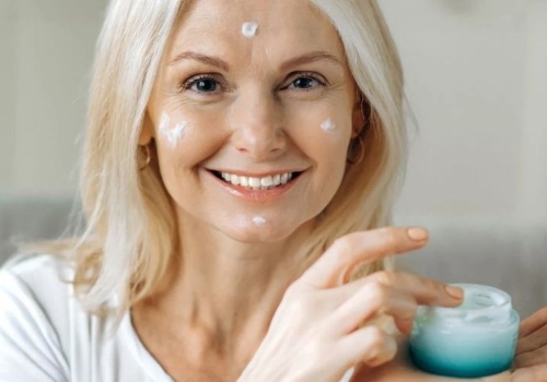 Podstawa w pielęgnacji skóry dojrzałej. Pięć kosmetyków, które odmładzają