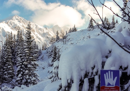 Bardzo trudne warunki na szlakach. W Tatrach trzeci stopień zagrożenia, ratownicy apelują