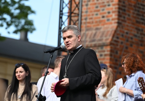 Abp Zieliński: na Placu Adama Mickiewicza postawiliśmy krzyż, który symbolizuje nasze krzyże