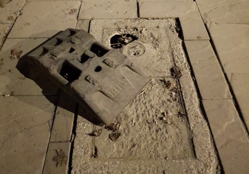 Na Al. Długosza wciąż niebezpiecznie. Podmiot odpowiedzialny za stan techniczny studzienki telekomunikacyjnej nadal lekceważy sytuację