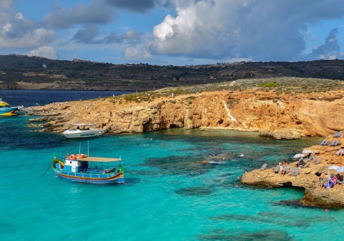 Rajska laguna w Europie. Turkusowa woda i tanie loty z Polski