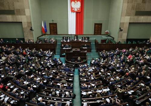 PiS zaczął odrabiać straty? Kłopoty Brauna w nowym sondażu