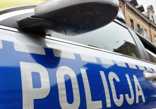 Zniszczył drzwi w centrum Katowic. Policja publikuje zdjęcia wandala i prosi o pomoc w jego identyfikacji