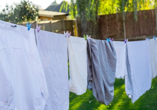 Suszysz ubrania na zewnątrz? Ten popularny błąd może je zniszczyć