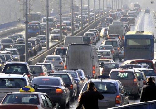 Praca zdalna i wolniejsza jazda lekarstwem na kryzys paliwowy? Plan ratunkowy Agencji Energii