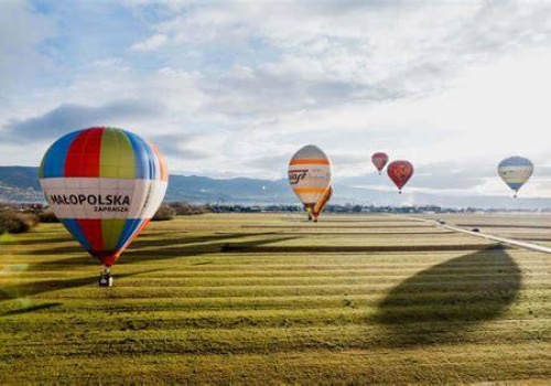 Kolorowe niebo nad Piwniczną. „Odlotowa Małopolska” nadciąga do Doliny Popradu