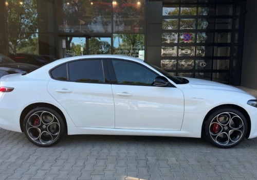 Giulia Veloce potaniała o 78 200 zł i nagle trafia do tych, którzy wcześniej nie chcieli Alfy Romeo. Przy tej cenie to zrozumiałe