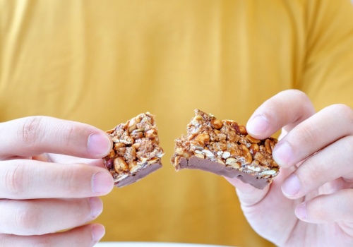 Są zdrowe tylko z pozoru. Tych składników w batonikach najlepiej unikaj
