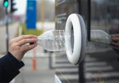 Oddał butelki do Biedronki. Zarobił dobrą dniówkę. Padł nowy rekord