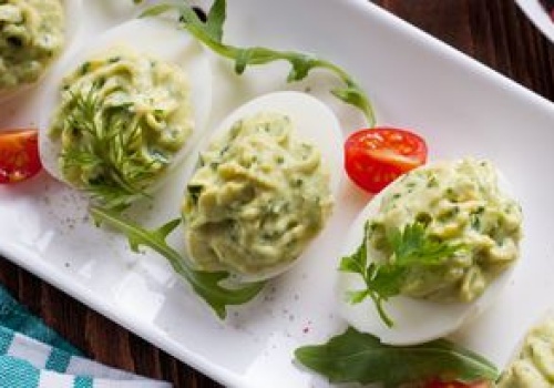 Lekkie i wyjątkowo zdrowe jajka faszerowane. Podaj na Wielkanoc, a skuszą się nawet ci, co ciągle dbają o linię