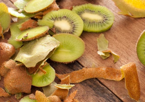 Skórki po kiwi zwykle lądują w koszu. Wystarczy ocet, a zamienią się w praktyczny środek