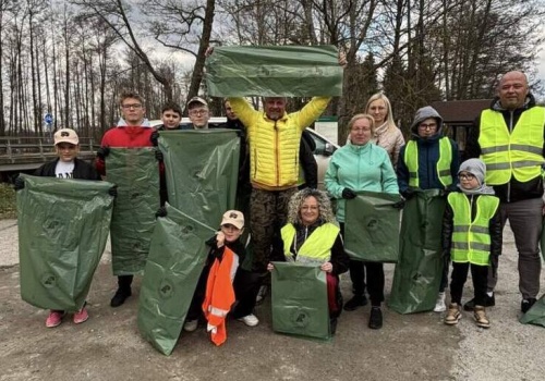 Przerażające ile ludzi wyrzucają śmieci do lasów. Na szczęście są Oni! (ZDJĘCIA)