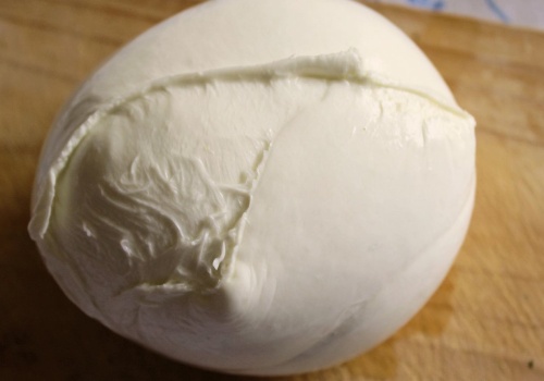 Jesz tak mozzarellę? Ten błąd psuje smak nawet najlepszych serów