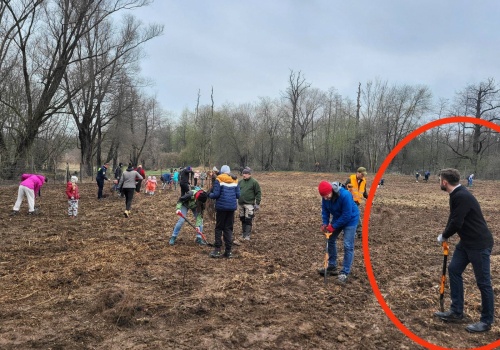 Mieszkańcy sadzili las w Bronowicach. Pojawił się prezydent Miszalski (Galeria)