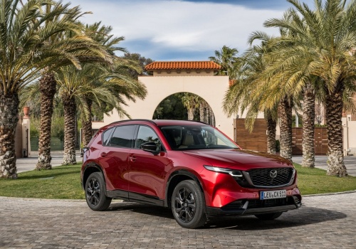 Nowa Mazda CX-5 reaguje na trendy z kilkuletnim opóźnieniem, a mimo to budzi niespotykane pożądanie